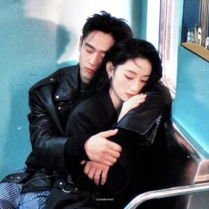 Ánh Đèn Đỏ Của Camera Và Bí Mật Của Chồng Tôi