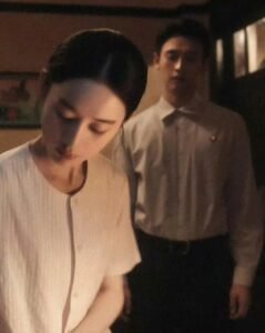 Ánh trăng phá vỡ áng mây hồng